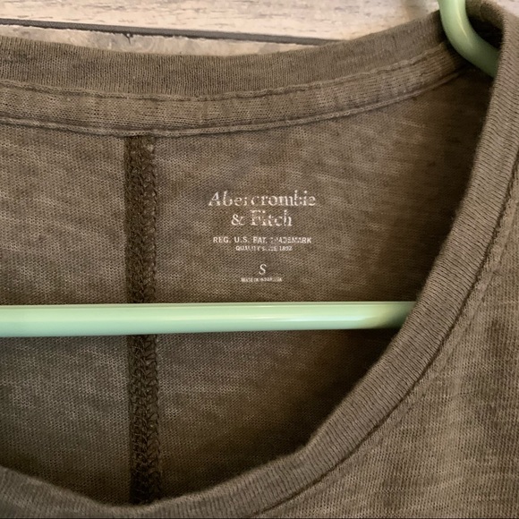 ❗️$5❗️Women’s A+F olive pocket tee size S - Picture 5 of 5